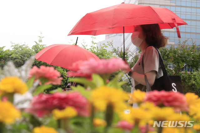 [서울=뉴시스] 박민석 기자 = 서울 지역에 장맛비가 내리는 지난 20일 오전 서울 종로구 청계광장에서 우산을 쓴 시민이 발걸음을 옮기고 있다. 2020.07.20. mspark@newsis.com