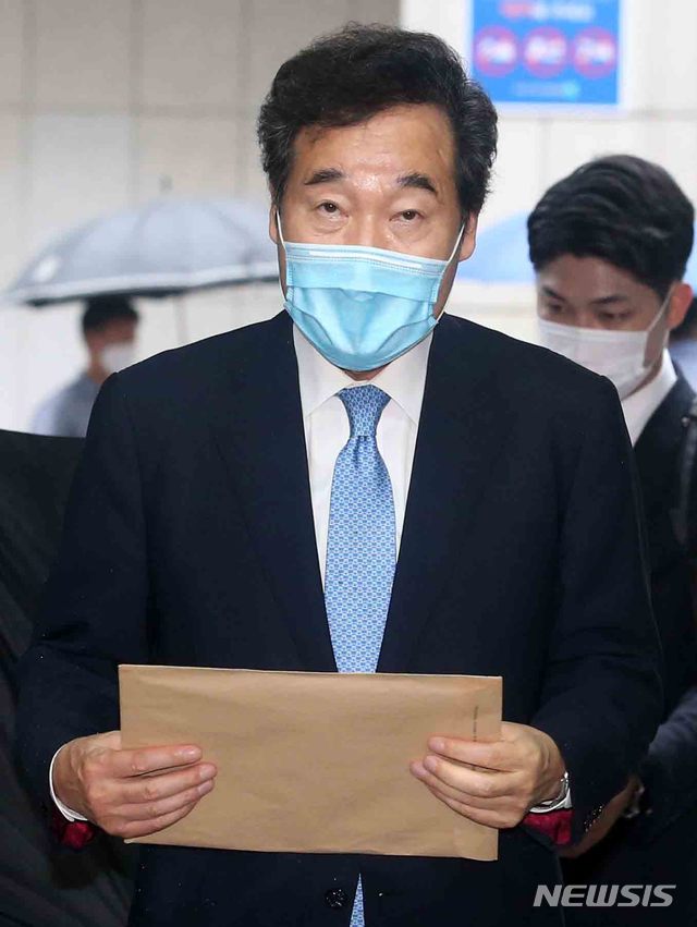 [서울=뉴시스]김선웅 기자 = 이낙연 더불어민주당 의원이 20일 서울 여의도 당사에서 제4차 정기전국대의원대회 당대표 후보자등록을 하기 위해 서류를 들고 입장하고 있다. 2020.07.20.&nbsp; photo@newsis.com