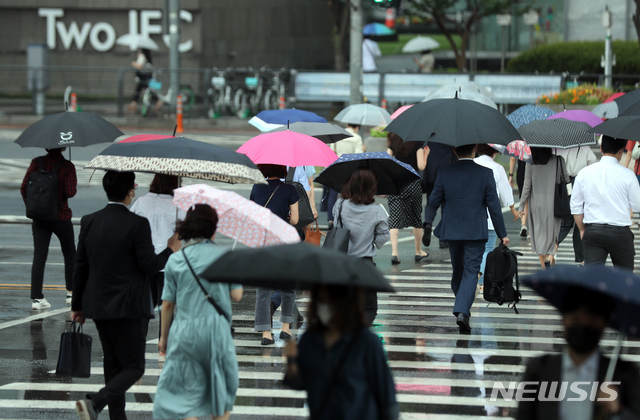 [서울=뉴시스]이윤청 기자 = 전국 대부분 지역이 흐리거나 비가 내리고 있는 20일 오전 서울 여의도환승센터에서 시민들이 우산을 쓰고 출근하고 있다. 2020.07.20. radiohead@newsis.com