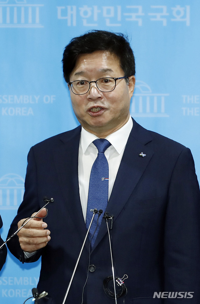 [서울=뉴시스] 최동준 기자 = 염태영 수원시장이 20일 서울 여의도 국회 소통관에서 더불어민주당 최고위원 출마 선언 기자회견을 마치고 취재진 질문에 답변하고 있다. 2020.07.20.&nbsp; photocdj@newsis.com