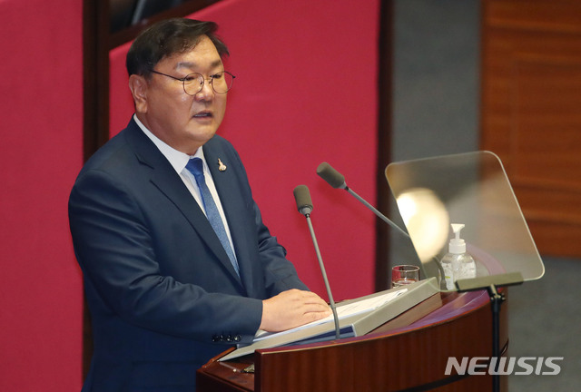 [서울=뉴시스] 김진아 기자 = 김태년 더불어민주당 원내대표가 20일 서울 여의도 국회의사당 본회의장에서 교섭단체 대표연설을 하고 있다. 2020.07.20.&nbsp; bluesoda@newsis.com