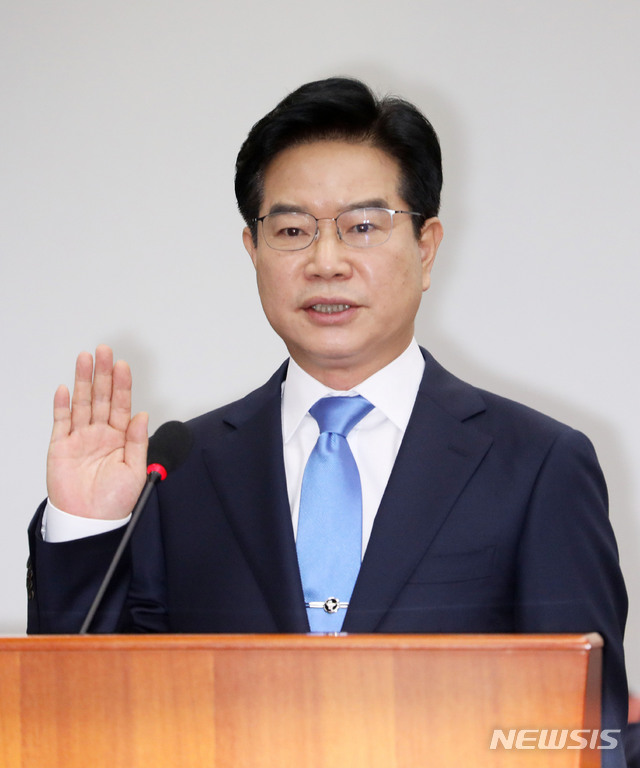 [서울=뉴시스] 김선웅 기자 = 지난 20일 김창룡 경찰청장이 서울 여의도 국회에서 열린 행정안전위원회 인사청문회에서 선서하고 있다. 2020.07.20mangusta@newsis.com