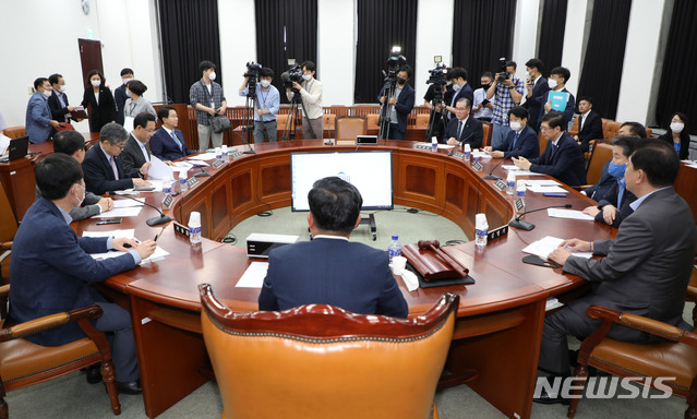 [서울=뉴시스] 김진아 기자 = 국회 정보위원회 전해철 위원장과 여야 의원들이 지난달 20일 서울 여의도 국회에서 열린 정보위 전체회의에 참석해 국가정보원장후보자(박지원) 인사청문회 실시계획서 채택의 건 등의 안건을 논의하기 위한 준비를 하고 있다. 2020.07.20. bluesoda@newsis.com
