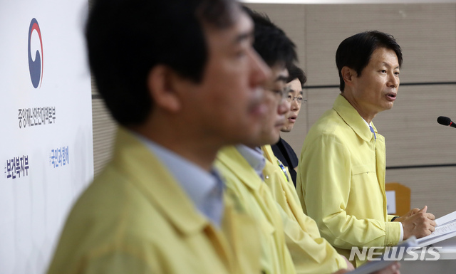 [세종=뉴시스]강종민 기자 = 김강립 중앙재난안전대책본부 제1총괄조정관(보건복지부 차관)이 20일 오전 정부세종청사에서 신종 코로나바이러스 감염증(코로나19) 발생 6개월을 맞은 소회 등을 밝히고 있다. 김 차관은 코로나19 효과적인 방역 주요 요인으로 방역당국과 국민들의 긴밀한 소통, 자발적인 방역수칙 준수, 일선 종사자들의 헌신적인 노력 등을 꼽았다. 2020.07.20.&nbsp; ppkjm@newsis.com