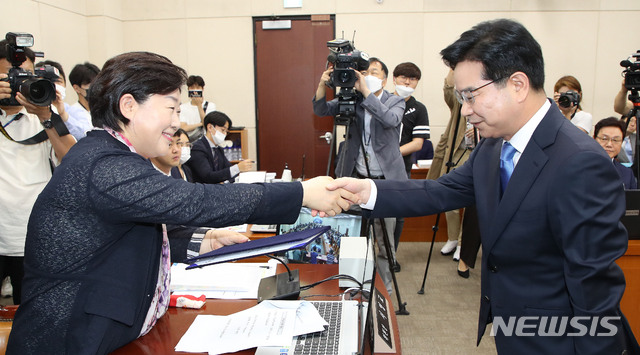 [서울=뉴시스]김선웅 기자 = 김창룡 경찰청장 후보자가 20일 오전 서울 여의도 국회에서 열린 행정안전위원회 경찰청장 후보자 인사청문회에서 서영교 위원장에게 선서문을 제출한 뒤 악수하고 있다. 2020.07.20. mangusta@newsis.com