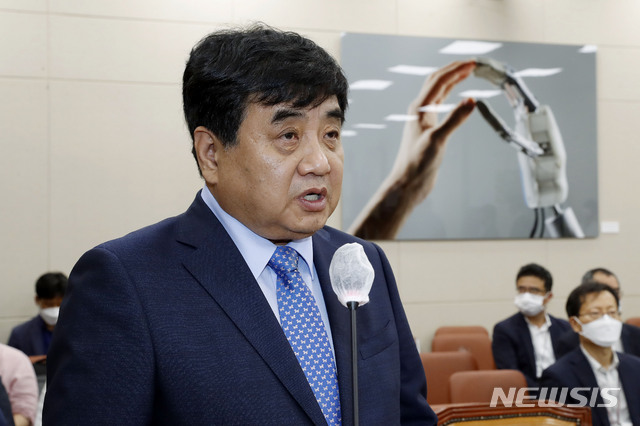 [서울=뉴시스] 최동준 기자 = 한상혁 방송통신위원회 위원장 후보자가 20일 서울 여의도 국회에서 열린 국회 과학기술정보방송통신위원회의 방송통신위원회 위원장후보자 인사청문회에서 모두발언을 하고 있다. 2020.07.20. photocdj@newsis.com