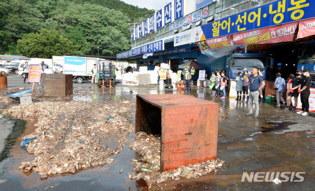 [대구=뉴시스] 이무열 기자 = 대구시가 대구 북구 대구농산물수산도매시장 수산동 일부 점포를 불법 점유한 (주)대구종합수산에 대해 행정대집행을 시행한 20일 오전 상인들이 생선 찌꺼기 등을 바닥에 쏟아 부어 놓고 시 관계자 등과 대치하고 있다. 2020.07.20. lmy@newsis.com