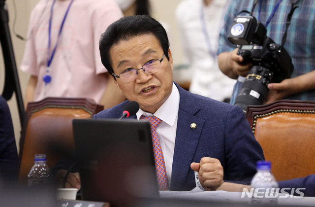 [서울=뉴시스]김선웅 기자 = 김용판 미래통합당 의원이 20일 오전 서울 여의도 국회에서 열린 행정안전위원회 경찰청장 후보자 인사청문회에서 질의하고 있다. 2020.07.20. mangusta@newsis.com