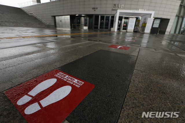 [서울=뉴시스] 고승민 기자 = 수도권 코로나19 확산세가 진정세를 보이면서 20일부터 수도권 박물관, 도서관 등 공공시설이 코로나19 대비 조치 아래 다시 문을 연다. 이날 '새 보물 납시었네' 언론공개회가 열린 서울 용산구 국립중앙박물관에 사회적 거리두기 스티커가 부착돼 있다. 2020.07.20. kkssmm99@newsis.com