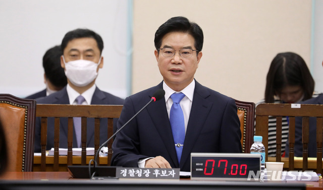 [서울=뉴시스]김선웅 기자 = 김창룡 경찰청장 후보자가 20일 오전 서울 여의도 국회에서 열린 행정안전위원회 경찰청장 후보자 인사청문회에서 질의에 답변하고 있다. 2020.07.20.&nbsp; mangusta@newsis.com