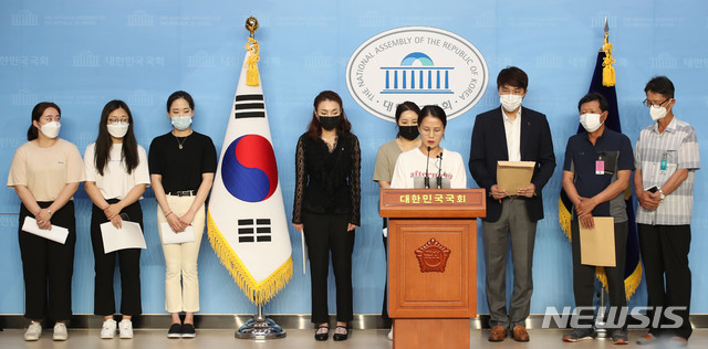 [서울=뉴시스] 김진아 기자 = 컬링팀인 ‘팀킴’의 김은정 선수를 비롯한 소속 선수들 등이 20일 서울 여의도 국회 소통관에서 고 최숙현 선수 사건에 대한 호소문 낭독을 하고 있다. 2020.07.20.&nbsp; bluesoda@newsis.com