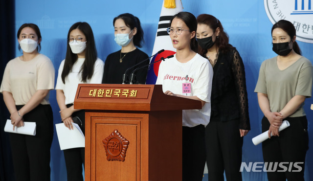 [서울=뉴시스] 김진아 기자 = 컬링팀인 ‘팀킴’의 김은정 선수를 비롯한 소속 선수들 등이 20일 서울 여의도 국회 소통관에서 고 최숙현 선수 사건에 대한 호소문 낭독을 하고 있다. 2020.07.20.&nbsp; bluesoda@newsis.com