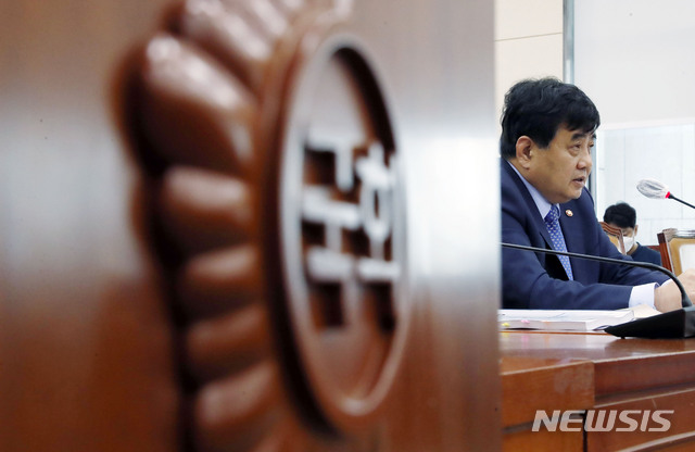 [서울=뉴시스] 최동준 기자 = 한상혁 방송통신위원회 위원장 후보자가 20일 서울 여의도 국회에서 열린 국회 과학기술정보방송통신위원회의 방송통신위원회 위원장후보자 인사청문회에서 질의에 답변하고 있다. 2020.07.20. photocdj@newsis.com