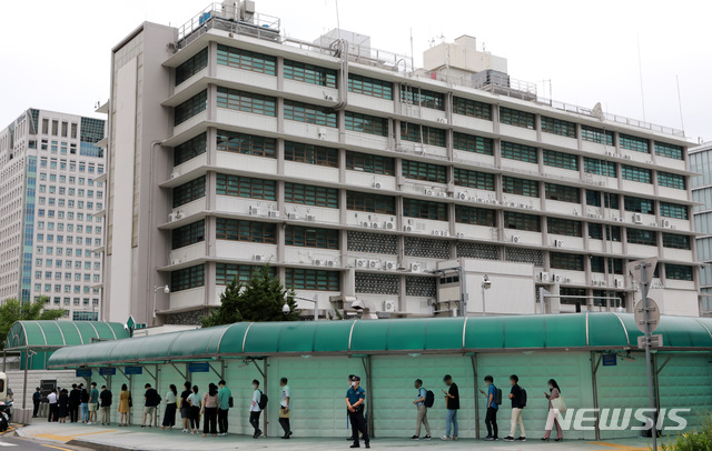 [서울=뉴시스] 이영환 기자 = 주한미국대사관이 신종 코로나바이러스 감염증(코로나19) 확산에 따라 중단했던 비자 발급 업무를 재개한 20일 오후 서울 종로구 주한미국대사관 앞에서 시민들이 인터뷰를 위해 줄지어 서 있다. 이번 비자 발급은 유학생과 교환방문자를 위한 비이민 비자에 해당된다. 2020.07.20. 20hwan@newsis.com