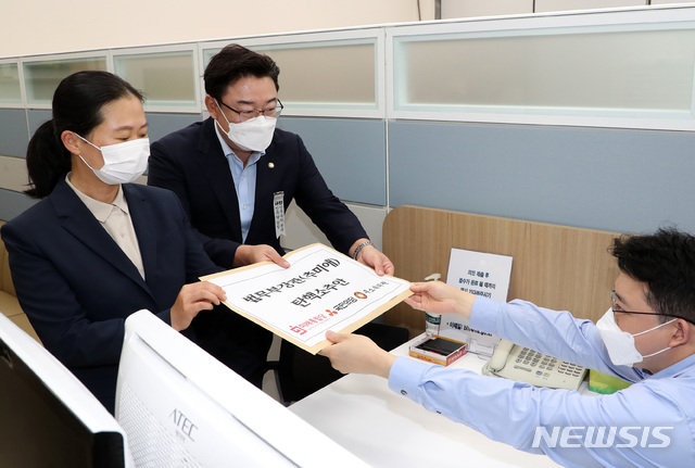 [서울=뉴시스]김선웅 기자 = 미래통합당 김성원 의원과 국민의당 권은희 의원이 20일 서울 여의도 국회 의안과에서 법무부장관 탄핵소추안을 접수하고있다. 2020.70.20. photo@newsis.com