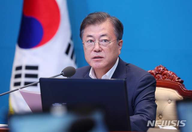 [서울=뉴시스]배훈식 기자 = 문재인 대통령이 20일 청와대 여민관에서 열린 수석 보좌관 회의에 참석해 발언하고 있다. 2020.07.20.&nbsp; dahora83@newsis.com