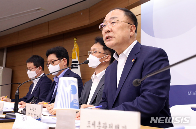 [세종=뉴시스]강종민 기자 = 홍남기 부총리 겸 기획재정부 장관이 지난 20일 정부세종청사에서 2020년 세법개정안을 발표하고 있다. 2020.07.22.&nbsp; ppkjm@newsis.com