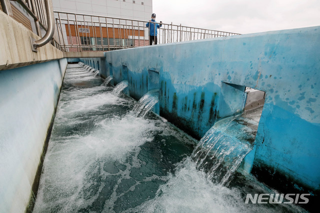 [서울=뉴시스]김병문 기자 = 서울시는 중구 소재 아파트 욕실에서 유충이 발견됐다는 신고와 관련해 "채수 시료에 대한 현미경 관찰 결과 수돗물에서 이물질 및 유충이 발견되지 않았다"고 20일 밝혔다. 사진은 이날 오후 서울 성동구 뚝도아리수정수센터에서 관계자가 침전지를 둘러보는 모습. 2020.07.20.&nbsp; dadazon@newsis.com