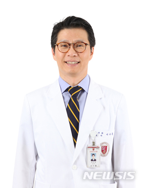 [서울=뉴시스] 멜라닌 색소가 없는 백반증 환자는 자외선이 강한 여름철에 더 주의를 기울여야 한다. 서수홍 고려대 안암병원 피부과 교수는 21일 "가족 중에 백반증 환자가 있거나 야외에서 오랜 시간 활동하는 사람이라면 더욱 조심할 필요가 있다"고 말했다.(사진 : 고려대학교병원 제공) 2020.7.21.