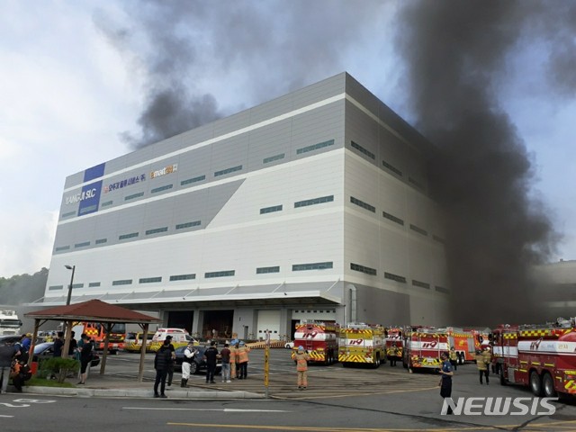 [세종=뉴시스] 21일 오전 경기 용인시 처인구 양지면 제일리 소재 SLC물류센터에서 불이 나 소방당국이 진화 작업을 벌이고 있다. (사진= 소방청 제공) 2020.07.21. 