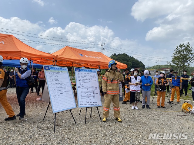 [용인=뉴시스]천의현 기자=21일 화재가 발생한 용인시 처인구 양지면의 한 물류창고에서 임국빈 경기 용인소방서장이 상황 브리핑을 진행 중이다.