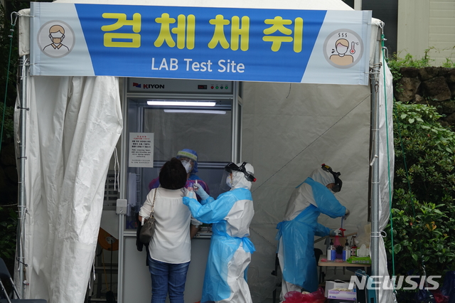 [제주=뉴시스] 강정만 기자= 제주시 한림읍 주민들이 한림2리 소재 한림서부보건소에 마련된 검체검사소에서 검체검사를 위한 절차를 밟고 있다. 2020.07.21&nbsp; kjm@newsis.com 