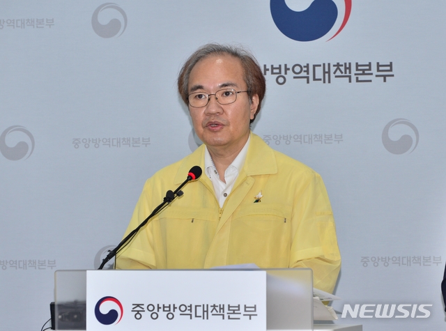 [서울=뉴시스]권준욱 질병관리본부 중앙방역대책본부 부본부장이 21일 오후 2시10분 충북 오송 질병관리본부에서 열린 신종 코로나 바이러스 감염증(코로나19) 정례브리핑에서 발언하고 있다. (사진=중앙방역대책본부 제공) 2020.07.21. photo@newsis.com 