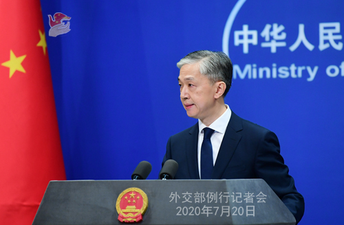 [서울=뉴시스] 20일 중국 베이징 외교부 청사에서 열린 기자회견에서 왕원빈(汪文斌) 신임 대변인이 취재진의 질문을 경청하고 있다. <사진출처: 중국 외교부 사이트> 2020.07.21 