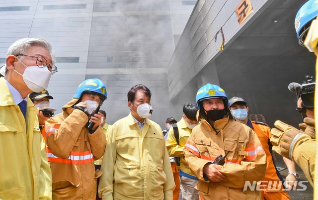 [용인=뉴시스]신정훈 기자 21일 이재명 경기도지사와 백군기 시장이 양지SLC물류센터 화재 현장을 찾아 구조상황을 살피고 있다