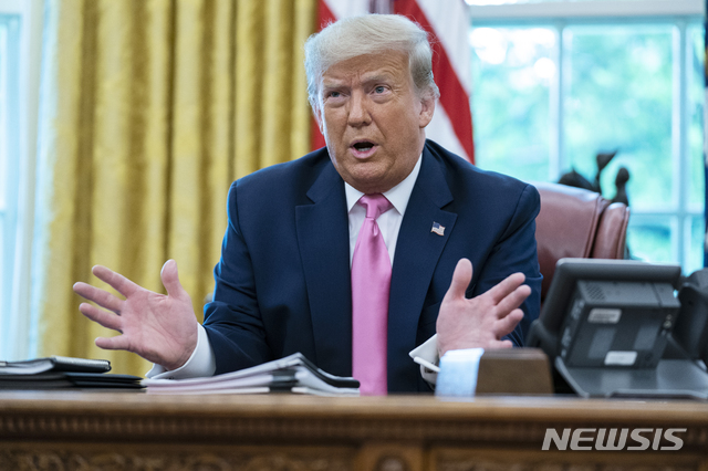 [워싱턴=AP/뉴시스]도널드 트럼프 미국 대통령이 20일(현지시간) 워싱턴DC 백악관 오벌오피스에서 미치 매코널 공화당 상원 원내대표와 케빈 매카시 하원 원내대표와 회동하며 발언하고 있다. 2020.07.21.