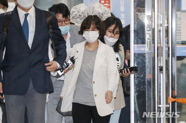 [서울=뉴시스]김병문 기자 = 고 박원순 전 서울시장의 성추행 의혹을 최초로 인지하고 보고한 것으로 알려진 임순영 서울시 젠더특보가 21일 오전 서울 성북구 성북경찰서에서 참고인 신분으로 조사를 받은 후 차량으로 이동하고 있다. 2020.07.21.  dadazon@newsis.com 