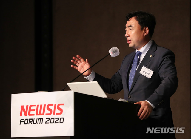 [서울=뉴시스] 박미소 기자 = 윤관석 국회 정무위원장이 21일 오전 서울 중구 플라자호텔에서 '금융보안, 이대로 좋은가'란 주제로 열린 2020 뉴시스 금융포럼에서 축사를 하고 있다.2020.07.21.&nbsp; misocamera@newsis.com 