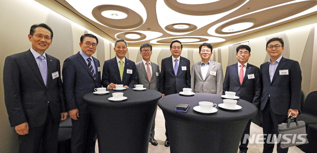 [서울=뉴시스] 박미소 기자 = 김형기(왼쪽 네번째) 뉴시스 대표이사 사장을 비롯한 참석자들이 21일 오전 서울 중구 플라자호텔에서 '금융보안, 이대로 좋은가'란 주제로 열린 2020 뉴시스 금융포럼에서 티타임을 갖고 있다.&nbsp;&nbsp; 왼쪽부터 지성규 하나은행장, 조용병 신한금융지주 회장, 윤종규 KB금융지주 회장, 김형기 뉴시스 대표이사 사장, 손태승 우리금융그롭 회장, 김광수 NH농협금융지주 회장, 김영기 금융보안원장, 권대영 금융위원회 금융혁신기획단장.2020.07.21.&nbsp; misocamera@newsis.com