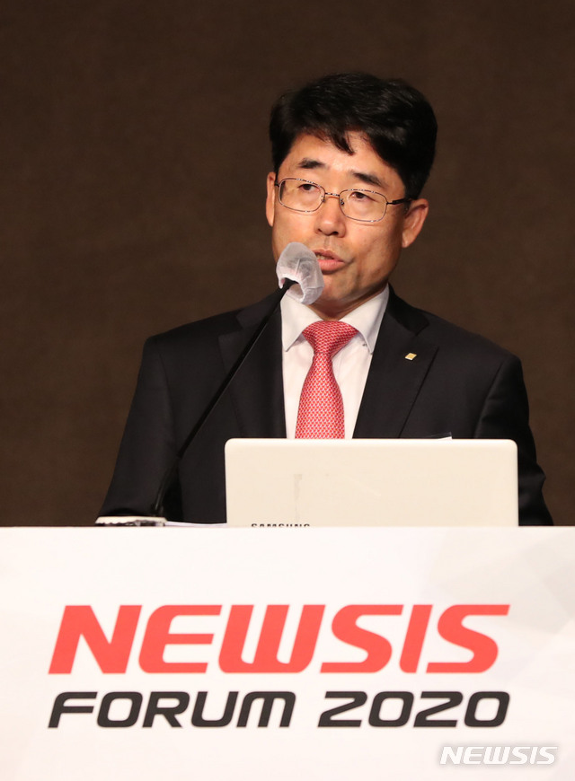 [서울=뉴시스] 박미소 기자 = 김영기 금융보안원장이 21일 오전 서울 중구 플라자호텔에서 '금융보안, 이대로 좋은가'란 주제로 열린 2020 뉴시스 금융포럼에서 강연을 하고 있다.2020.07.21.&nbsp; misocamera@newsis.com