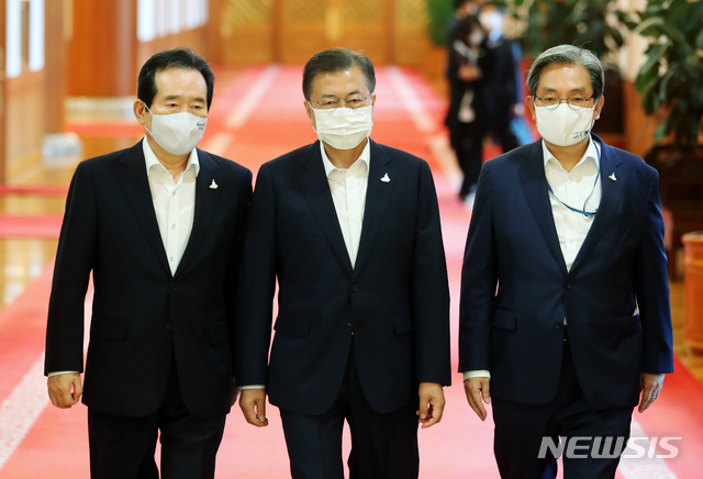 [서울=뉴시스]배훈식 기자 = 문재인 대통령과 정세균 국무총리, 노영민 대통령 비서실장이 21일 청와대에서 열린 국무회의에 참석하고 있다. 2020.07.21.&nbsp; dahora83@newsis.com