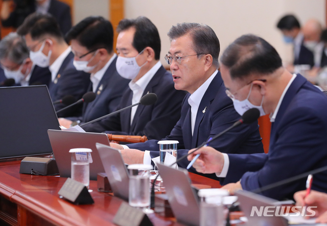 [서울=뉴시스]배훈식 기자 = 문재인 대통령이 21일 청와대에서 열린 국무회의에 참석해 발언하고 있다. 2020.07.21.&nbsp; dahora83@newsis.com