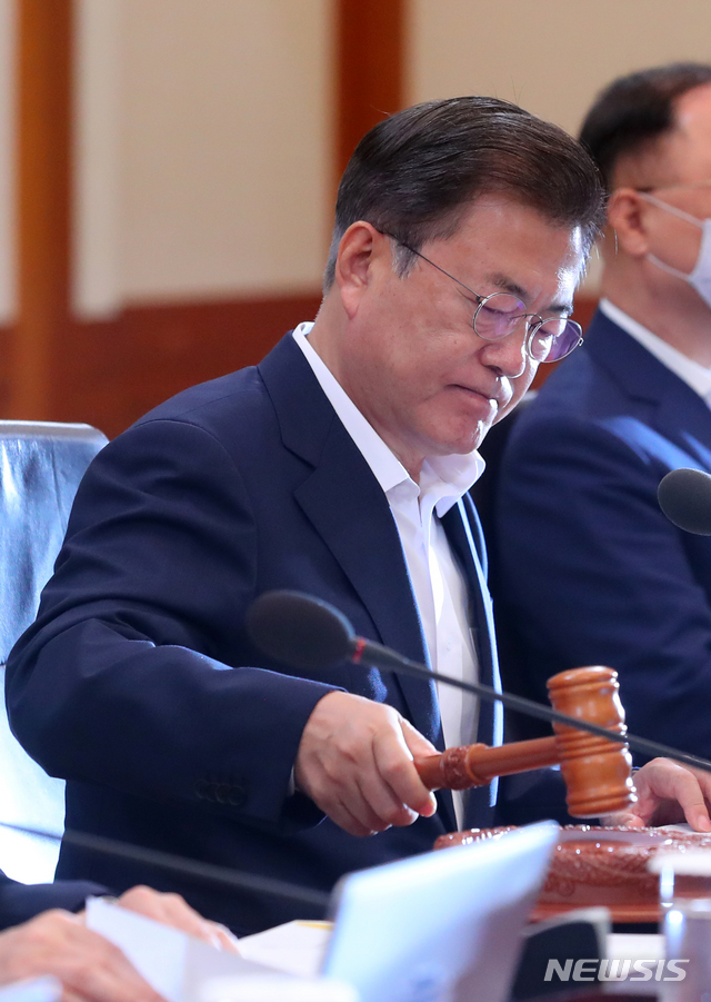 [서울=뉴시스]배훈식 기자 = 문재인 대통령이 21일 청와대에서 열린 국무회의에 참석해 의사봉을 두드리고 있다. 2020.07.21.&nbsp; dahora83@newsis.com