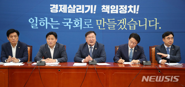 [서울=뉴시스]김선웅 기자 = 김태년 더불어민주당 원내대표가 21일 오전 서울 여의도 국회에서 열린 당 원내대책회의에서 발언하고 있다. 2020.07.21.&nbsp; mangusta@newsis.com