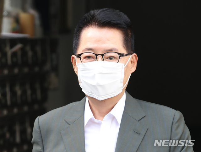 [서울=뉴시스] 조수정 기자 = 박지원 국정원장 후보자가 인사청문회를 일주일 앞둔 21일 오전 일정 등을 소화하기 위해 서울 자택에서 나서고 있다. 2020.07.21.&nbsp; chocrystal@newsis.com