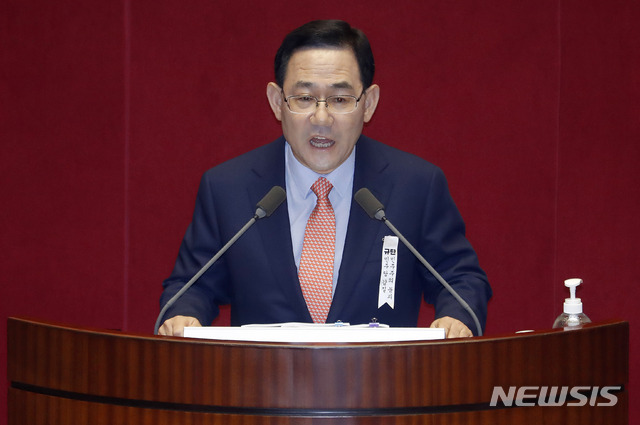 [서울=뉴시스] 최동준 기자 = 주호영 미래통합당 원내대표가 21일 서울 여의도 국회 본회의에서 교섭단체 대표 연설을 하고 있다. 2020.07.21.&nbsp; photocdj@newsis.com