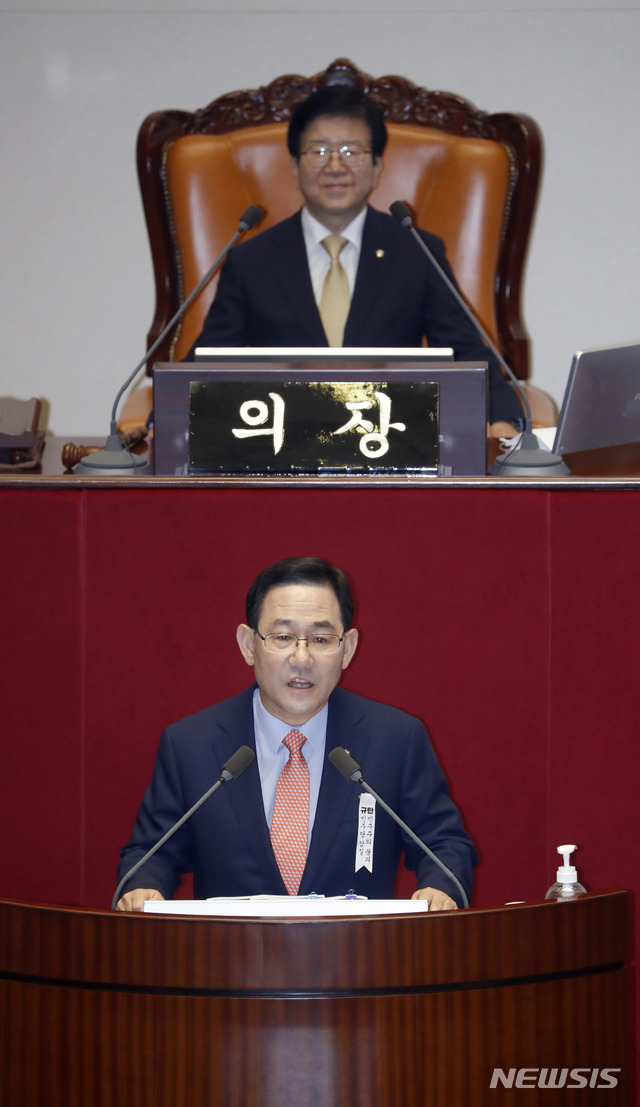 [서울=뉴시스] 최동준 기자 = 주호영 미래통합당 원내대표가 21일 서울 여의도 국회 본회의에서 교섭단체 대표 연설을 하고 있다. 2020.07.21.&nbsp; photocdj@newsis.com 