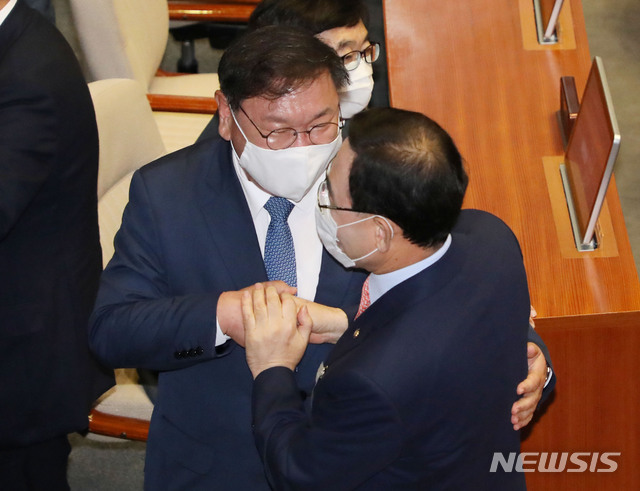 [서울=뉴시스] 김진아 기자 = 김태년 더불어민주당 원내대표와 주호영 미래통합당 원내대표가 21일 서울 여의도 국회에서 열린 본회의에서 인사를 나누고 있다. 2020.07.21.&nbsp; bluesoda@newsis.com