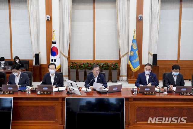 [서울=뉴시스]배훈식 기자 = 문재인 대통령이 21일 청와대 본관에서 열린 국무회의에 참석해 발언하고 있다. 2020.07.21.&nbsp; dahora83@newsis.com