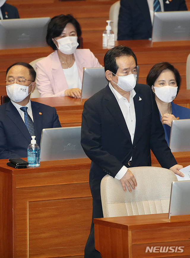 [서울=뉴시스] 김진아 기자 = 정세균 국무총리가 21일 서울 여의도 국회에서 열린 본회의에 참석하고 있다. 2020.07.21. bluesoda@newsis.com