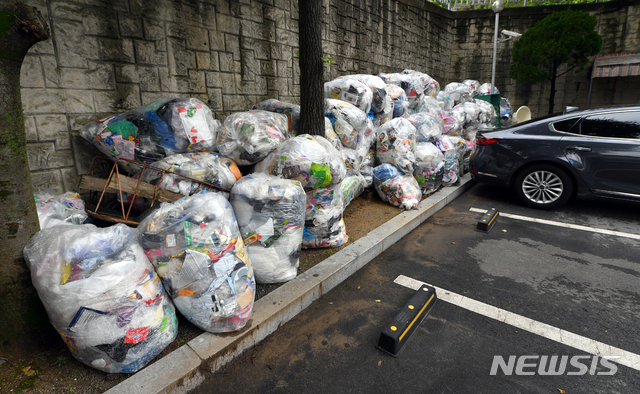 [광주=뉴시스] 류형근 기자 = 지난달 21일 오전 광주 남구 한 지역의 공동주택 쓰레기집하장에 재활용품이 쌓여 있다. 2020.07.21. hgryu77@newsis.com