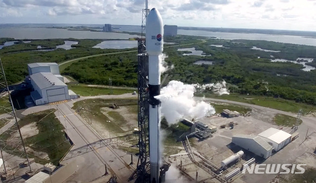 [서울=뉴시스] 박미소 기자 = 우리 군의 독자 통신위성 아나시스(ANASIS) 2호를 실은 팰컨9 로켓이 20일 오후(미국 현지시간) 미국 플로리다주 케이프커내버럴 공군기지에서 발사준비를 하고 있다. (사진=스페이스X 유튜브 캡쳐) 2020.07.21.&nbsp; photo@newsis.com