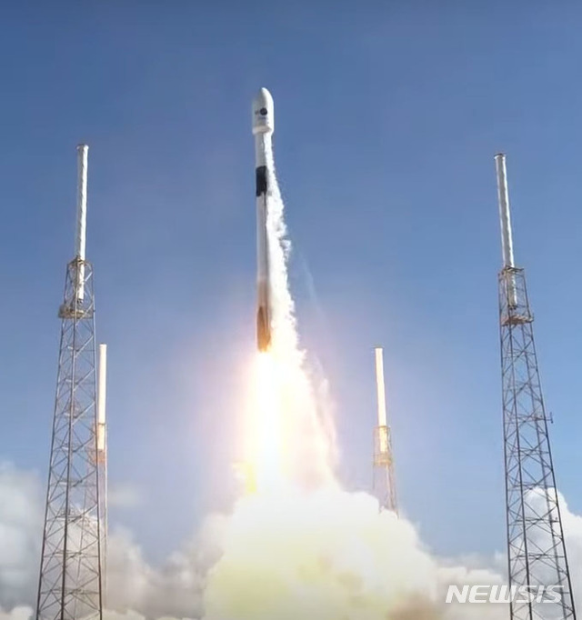 [서울=뉴시스] 박미소 기자 = 우리 군의 독자 통신위성 아나시스(ANASIS) 2호를 실은 팰컨9 로켓이 20일 오후(미국 현지시간) 미국 플로리다주 케이프커내버럴 공군기지에서 발사되고 있다. (사진=스페이스X 유튜브 캡쳐) 2020.07.21.&nbsp; photo@newsis.com