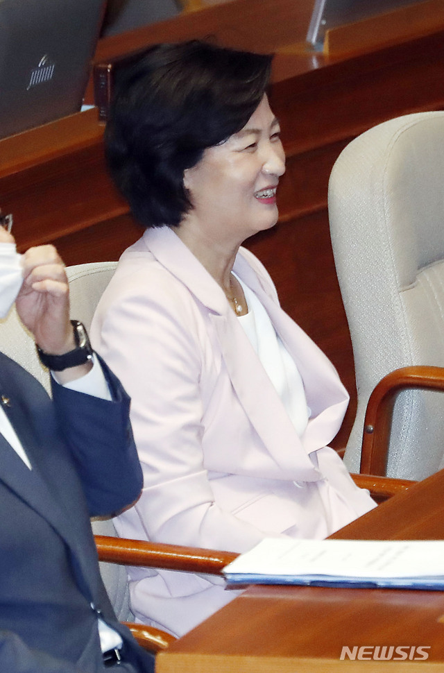 [서울=뉴시스] 최동준 기자 = 추미애 법무부 장관이 21일 서울 여의도 국회 본회의에 참석해 잠시 미소 짓고 있다. 2020.07.21.&nbsp; photocdj@newsis.com