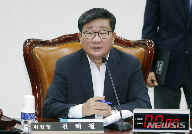 [서울=뉴시스] 최동준 기자 = 전해철 국회 정보위원회 위원장이 21일 서울 여의도 국회에서 열린 정보위원회 전체회의에서 박지원 국가정보원장 후보자 인사청문회 증인 출석요구의 건 등의 안건을 논의하기 위해 회의 진행 발언하고 있다. 2020.07.21. photocdj@newsis.com