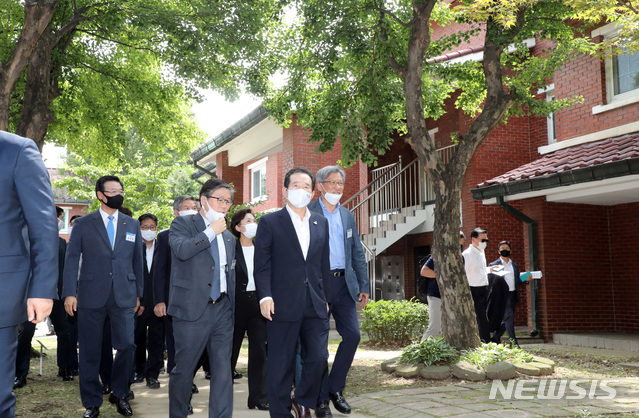 【서울=뉴시스】 전진환 기자 = 정세균 국무총리를 비롯한 참석자들이 21일 서울 미군 용산기지 내 장교숙소부지에서 열린 '함께 그리는 용산공원 부분개방 행사'에서 유홍준 민간 위원장을 비롯한 관계자들과 부지를 돌아보고 있다. 2020.07.21. photo@newsis.com